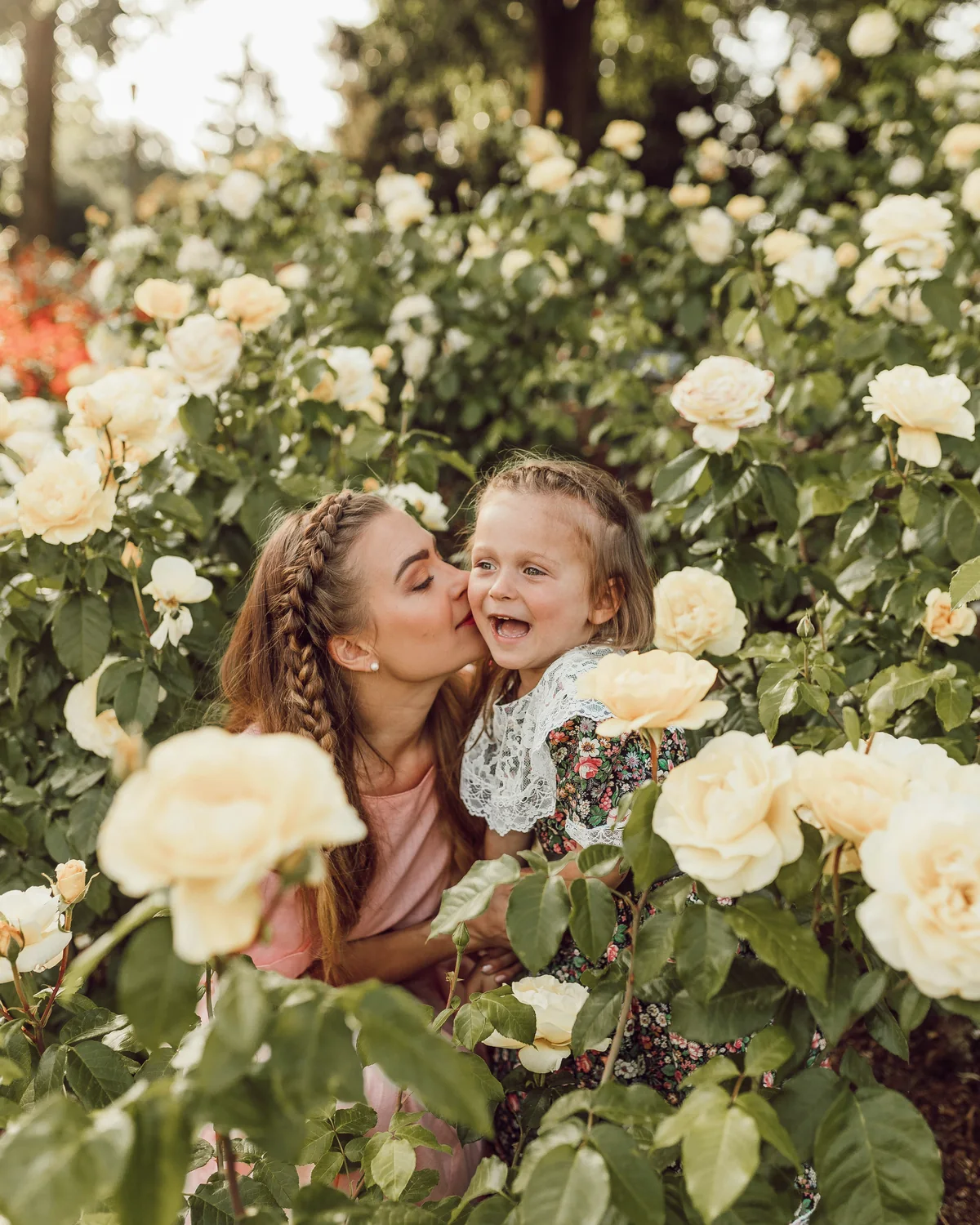 Mãe e filha entre flores, representando acolhimento e vínculo