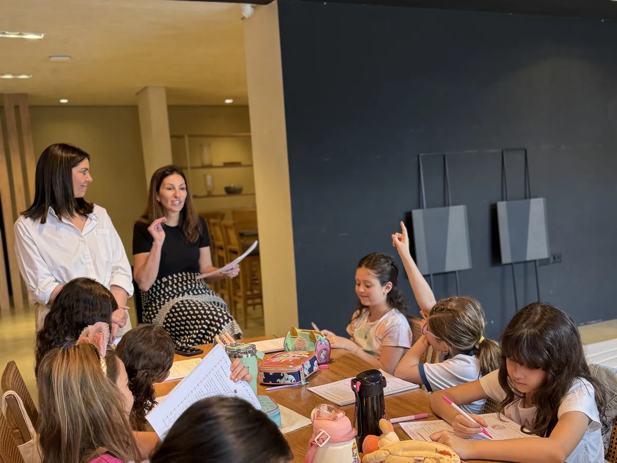 Mulheres reunidas em um encontro da ELLA