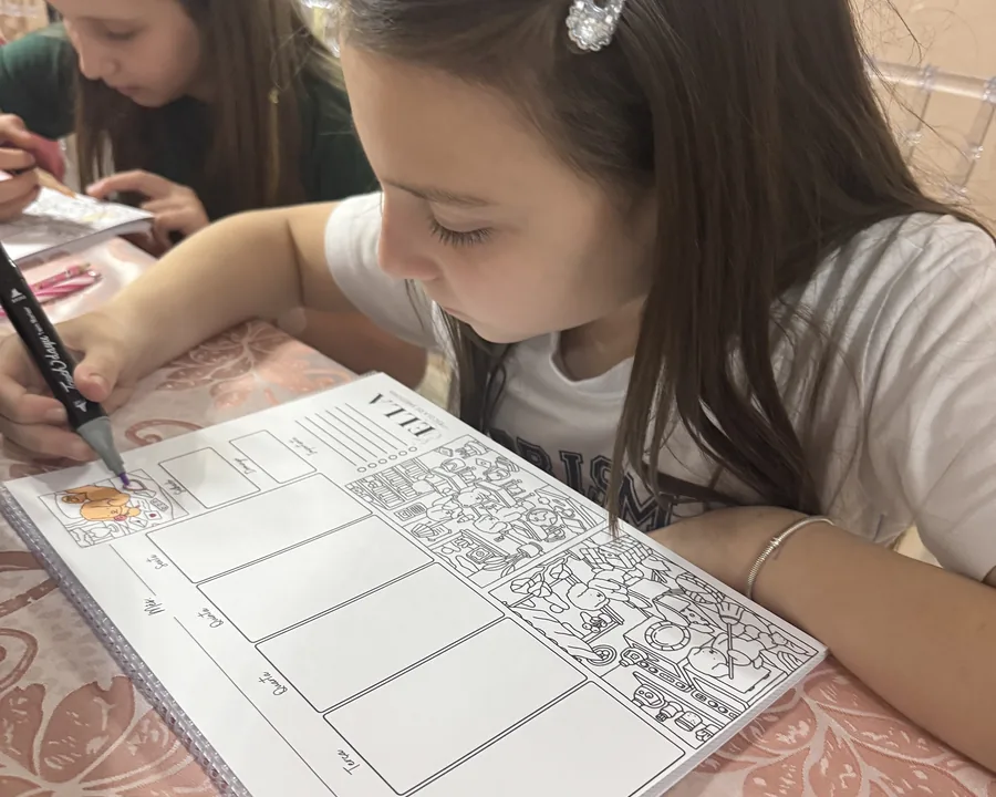 Criança realizando uma atividade educativa