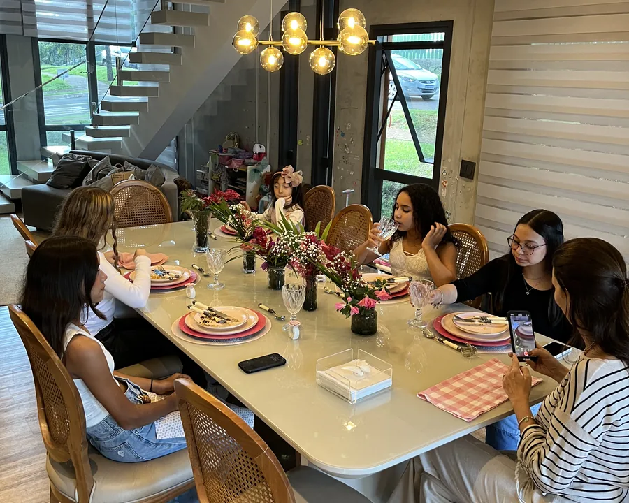 Mulheres reunidas em uma mesa de aprendizagem